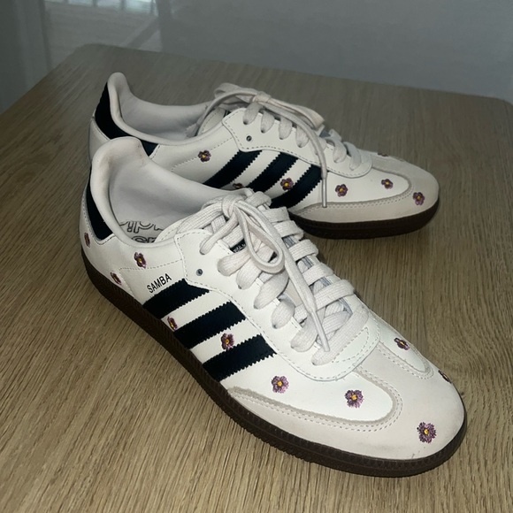 Samba OG Shoes With Flower Appliqués - Picture 1 of 7